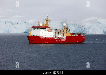 Royal Navy ghiaccio nave pattuglia HMS Protector a Port Lockroy Antartide Foto Stock