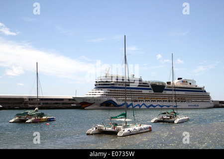 AIDA Blu crociera ormeggiata al porto di Funchal Madeira Aprile 2014 Foto Stock