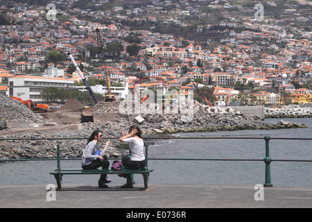 Giovani donne portoghesi al Marina Funchal Madeira Foto Stock