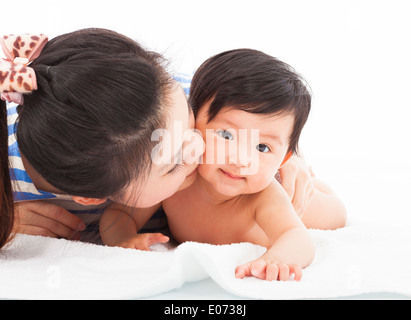 Felice madre baciare sorridente bambino baby Foto Stock