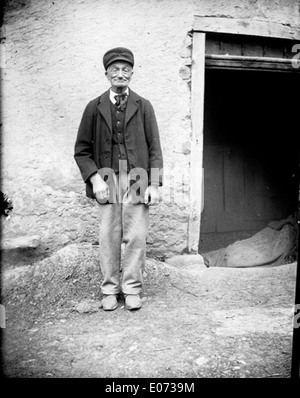 *Vieux Paysan en Costume du Dimanche* (Vecchio contadino in abiti domenicali) raffigura un uomo anziano vestito con abiti tradizionali, in piedi all'aperto. Questa opera fa parte della collezione della Bibliothèque de Toulouse e rappresenta la vita rurale francese. Foto Stock