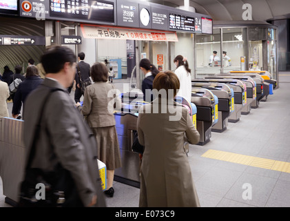 Le persone che entrano a Tokyo la stazione della metropolitana di tornelli. Shibuya, Tokyo, Giappone. Foto Stock