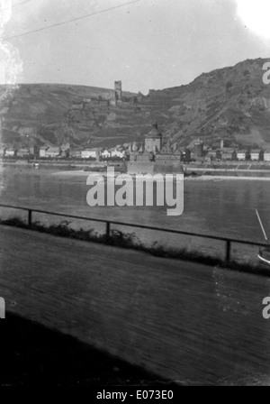 Una vista dettagliata della città di Rüdesheim lungo il fiume Reno in Assia, Germania, che mostra il castello di Burg Pfalzgrafenstein. La scena cattura l'architettura medievale e il paesaggio fluviale panoramico della regione. Foto Stock