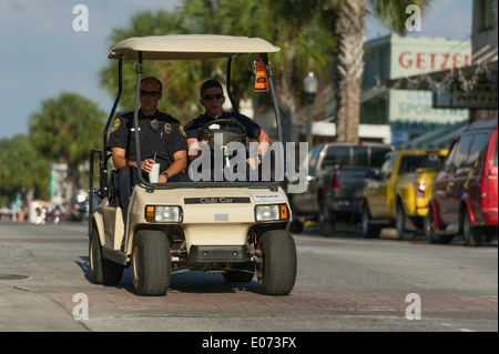 Leesburg Florida City poliziotti in sella a un golf cart patroling le strade della città. Foto Stock