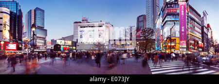 Licenza disponibile alle MaximImages.com:00 - persone su un trafficato incrocio affollato di fronte alla stazione di Shibuya a Tokyo, Giappone. Panorama della città. Foto Stock