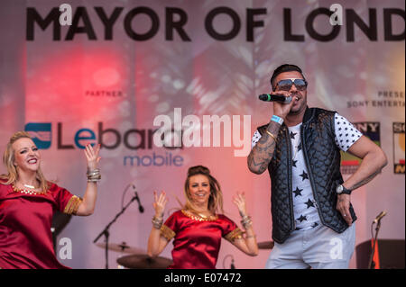 Trafalgar Square, Londra, Regno Unito. Il 4 maggio 2014. Il sindaco di Londra ha invitato i londinesi di celebrare Vaisakhi, inizio della religione Sikh nuovo anno da guardare live stage spettacoli organizzati da Sony Entertainment Network. Nella foto : Juggy D, noto come 'il Punjabi Rockstar", attualmente uno dei più influenti Punjabi cantanti e musicisti di musica asiatica dell'industria. Credito: Stephen Chung/Alamy Live News Foto Stock