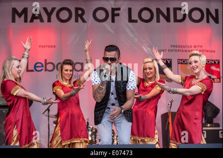 Trafalgar Square, Londra, Regno Unito. Il 4 maggio 2014. Il sindaco di Londra ha invitato i londinesi di celebrare Vaisakhi, inizio della religione Sikh nuovo anno da guardare live stage spettacoli organizzati da Sony Entertainment Network. Nella foto : Juggy D, noto come 'il Punjabi Rockstar", attualmente uno dei più influenti Punjabi cantanti e musicisti di musica asiatica dell'industria. Credito: Stephen Chung/Alamy Live News Foto Stock