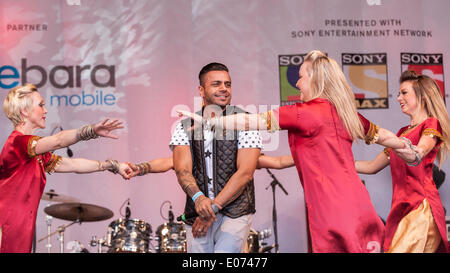 Trafalgar Square, Londra, Regno Unito. Il 4 maggio 2014. Il sindaco di Londra ha invitato i londinesi di celebrare Vaisakhi, inizio della religione Sikh nuovo anno da guardare live stage spettacoli organizzati da Sony Entertainment Network. Nella foto : Juggy D, noto come 'il Punjabi Rockstar", attualmente uno dei più influenti Punjabi cantanti e musicisti di musica asiatica dell'industria. Credito: Stephen Chung/Alamy Live News Foto Stock