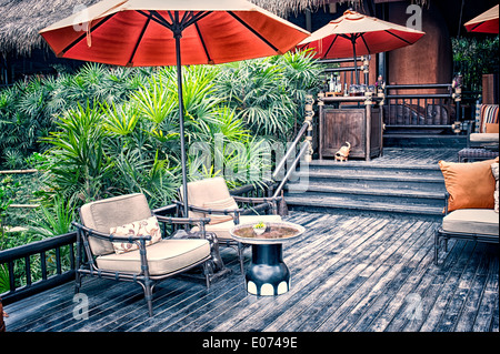 Poltrone e un tavolo sulla terrazza all'aperto Foto Stock