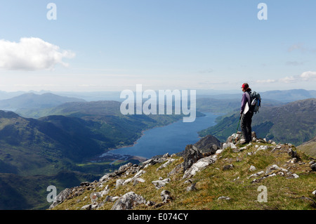 Una signora hillwalker sul vertice di Sgurr na Moraich, l'ultima parte superiore sul (S-N) traversata delle cinque sorelle di Kintail, Scozia Foto Stock