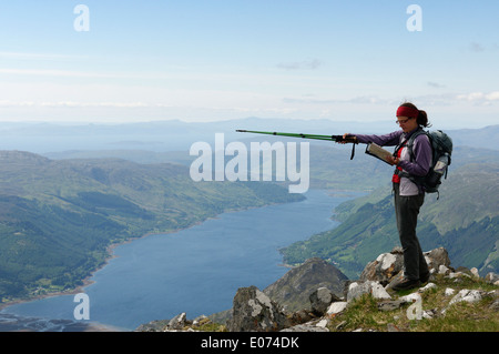 Una signora hillwalker sul vertice di Sgurr na Moraich, l'ultima parte superiore sul (S-N) traversata delle cinque sorelle di Kintail, Scozia Foto Stock