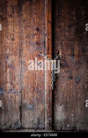 Un vecchio legno e grungy porta bloccata tipico del sud italia Foto Stock