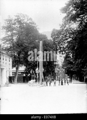 Il Fête de la Saint-Jean di Luchon è un festival tradizionale che si tiene ogni anno nei Pirenei francesi. Celebra i costumi e il patrimonio locale, tra cui musica, balli e un raduno comune dei residenti della città. Foto Stock