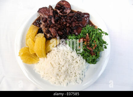 (140505) -- SAO PAULO, 5 maggio 2014 (Xinhua) -- Immagine presa il 2 maggio 2014 Mostra feijoada servito presso un ristorante in Sao Paulo, Brasile. Conosciuta per i suoi paesaggi, il calcio e il carnevale, il Brasile offre anche una vasta cucina che mescola indigeni, Europei e sapori Africani. Una parte importante della gastronomia brasiliana comporta il barbecue e grill, nonché l'utilizzo di carne, pollame, pesce e frutti tropicali. A causa del vasto territorio brasiliano e ci sono un sacco di regionali di piatti tradizionali, ancora la feijoada' è considerato il principale piatto nazionale. Alcuni dei più popolari piatti sono piccole chocola Foto Stock