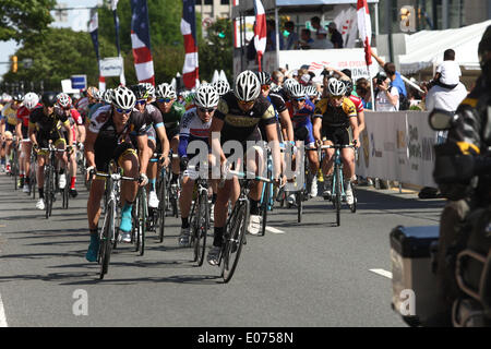 Richmond, Virginia, Stati Uniti d'America. Il 4 maggio, 2014. Piloti competere nel 2014 CapTech USA Collegiata di ciclismo su strada campionato nazionale di divisione di una corsa su strada a Richmond, Virginia, sabato 3 maggio 2014. © Scott P. Yates/ZUMAPRESS.com/Alamy Live News Foto Stock