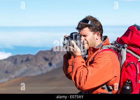 Fotografo di natura a scattare foto all'aperto su escursione in montagna Foto Stock