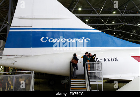 Visitatori sul concorde a Duxford Air Museum Foto Stock