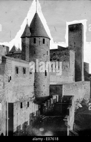 Questa fotografia del 1881 intitolata «Sur les remparts» cattura una vista dell'antica città fortificata di Carcassonne, in Francia. L'immagine mostra le mura e le torri della città, riflettendo la sua architettura storica e il patrimonio medievale. Foto Stock