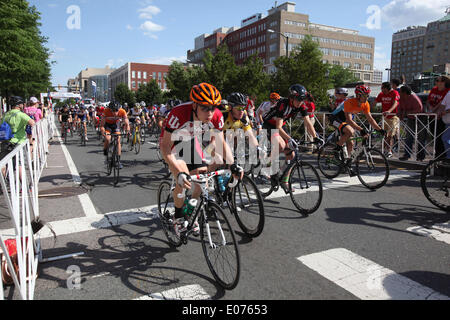 Richmond, Virginia, Stati Uniti d'America. Il 4 maggio, 2014. Piloti competere nel 2014 CapTech USA Collegiata di ciclismo su strada campionato nazionale di divisione di una corsa su strada a Richmond, Virginia, sabato 3 maggio 2014. © Scott P. Yates/ZUMAPRESS.com/Alamy Live News Foto Stock