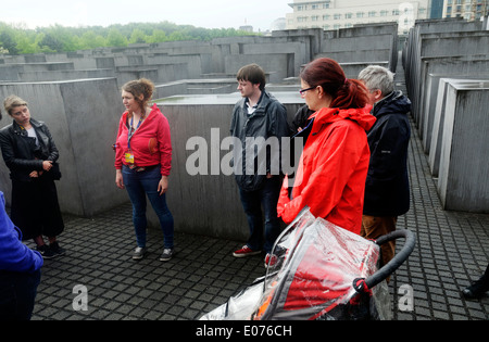 Una guida turistica a parlare con un gruppo di tour presso il Memoriale dell'Olocausto a Berlino Foto Stock