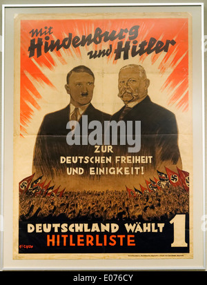 Un nazista cartellone elettorale di Hitler + Hindenburg, con lo slogan "con Hitler e Hindenburg verso il tedesco la libertà e unità' Foto Stock