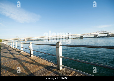 Auckland Harbour Bridge spanning del Porto Waitemata dal Westhaven passerella nel marzo 2014. Foto Stock