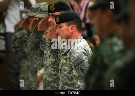 Quezon City, Filippine. Il 5 maggio, 2014. I soldati degli Stati Uniti salute durante la cerimonia di apertura della U.S.-Filippine Balikatan 2014 Esercizio congiunto presso le Forze Armate delle Filippine (AFP) sede a Camp Aguinaldo a Quezon City, Filippine, 5 maggio 2014. Un totale di 3 mila soldati filippini e 2.500 soldati degli Stati Uniti dovrebbe partecipare a questo anno di U.S.-Filippine Balikatan esercitazioni militari. © Rouelle Umali/Xinhua/Alamy Live News Foto Stock