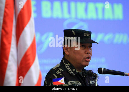 Quezon City, Filippine. Il 5 maggio, 2014. Philippine capo del personale Emmanuel Bautista parla durante la cerimonia di apertura della U.S.-Filippine Balikatan 2014 Esercizio congiunto presso le Forze Armate delle Filippine (AFP) sede a Camp Aguinaldo a Quezon City, Filippine, 5 maggio 2014. Un totale di 3 mila soldati filippini e 2.500 soldati degli Stati Uniti dovrebbe partecipare a questo anno di U.S.-Filippine Balikatan esercitazioni militari. © Rouelle Umali/Xinhua/Alamy Live News Foto Stock