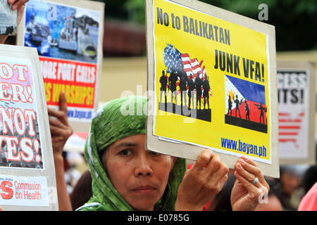 (140505) -- la città di Quezon, 5 maggio 2014 (Xinhua) -- Un attivista detiene una targhetta durante una manifestazione di protesta contro la difesa rafforzata cooperazione (EDCA) fuori dai cancelli delle forze armate delle Filippine (AFP) sede a Camp Aguinaldo a Quezon City, Filippine, 5 maggio 2014. Gli attivisti si condanna la EDCA, in cui gli Stati Uniti avranno una maggiore presenza di rotazione nelle Filippine e avrà un maggiore accesso ai porti del paese, aerodromi e basi militari. I dimostranti sono anche protestare contro la Balikatan 2014, dove circa 3.000 Filippino Foto Stock