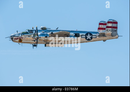 Vista laterale di un corpo cromato, la II Guerra Mondiale era, Mitchell B-25 bombardiere contro un cielo azzurro sul Columbus, Georgia, Stati Uniti d'America. Foto Stock