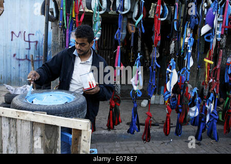 La striscia di Gaza, Territori palestinesi. 29 apr 2014. Un lavoratore palestinese lavora davanti al suo negozio di Khan Younis campo profughi nel sud della striscia di Gaza il 4 maggio 2014. Secondo l Ufficio delle Nazioni Unite per il Coordinamento degli Affari Umanitari, il tasso di disoccupazione nella Striscia di Gaza è uno dei più alti del mondo. Gazans dire blocco israeliano e gli Egiziani crackdowns sul tunnel del contrabbando alla frontiera è privandoli di guadagnarsi da vivere decente. © Abed Rahim Khatib/NurPhoto/ZUMAPRESS.com/Alamy Live News Foto Stock