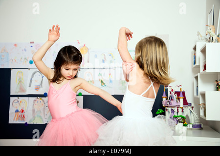 Due piccoli ballerini che esercitano insieme Foto Stock