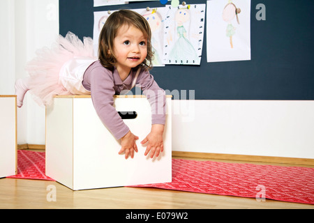 Bambina indossa un tutù giocando in vivaio Foto Stock