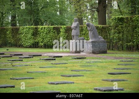 "Il dolore dei genitori di noti scultrice tedesca Kaethe Kollwitz a Vladslo cimitero di guerra tedesco/Belgio (Fiandre occidentali), foto scattata su 24th, aprile 2014 Foto Stock