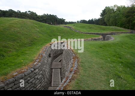 Trincea ricostruita a battlefield park vicino a Canadian National Vimy Memorial in Vimy/Francia (Regione Nord-Pas-de-Calais), foto scattata su 22th, aprile 2014 Foto Stock