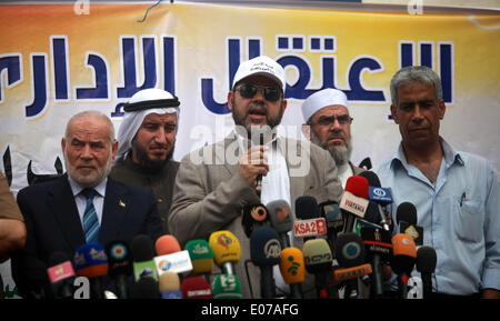 La striscia di Gaza, Territori palestinesi. Il 5 maggio, 2014. Vice leader di Hamas Moussa Abu Marzouk, parlando durante una conferenza stampa di fronte ai parenti di prigionieri palestinesi all'interno nelle carceri israeliane di Gaza City, il 5 maggio 2014. Credito: Majdi Fathi/NurPhoto/ZUMAPRESS.com/Alamy Live News Foto Stock