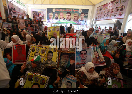 La striscia di Gaza, Territori palestinesi. Il 5 maggio, 2014. Palestinesi prendere parte a una manifestazione di protesta di fronte all'ufficio della Croce Rossa, il 5 maggio 2014 chiedeva la liberazione dei loro parenti detenuti in carceri israeliane. Credito: Majdi Fathi/NurPhoto/ZUMAPRESS.com/Alamy Live News Foto Stock
