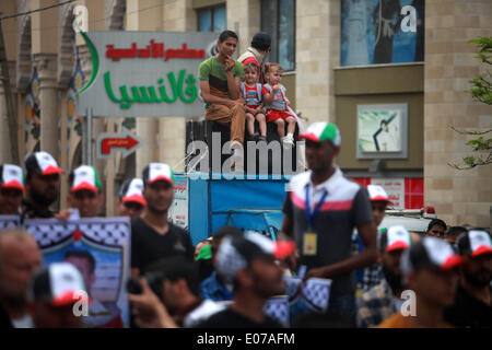 La striscia di Gaza, Territori palestinesi. Il 5 maggio, 2014. Palestinesi prendere parte a una manifestazione di protesta di fronte all'ufficio della Croce Rossa, il 5 maggio 2014 chiedeva la liberazione dei loro parenti detenuti in carceri israeliane. Credito: Majdi Fathi/NurPhoto/ZUMAPRESS.com/Alamy Live News Foto Stock