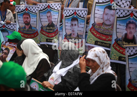 La striscia di Gaza, Territori palestinesi. Il 5 maggio, 2014. Palestinesi prendere parte a una manifestazione di protesta di fronte all'ufficio della Croce Rossa, il 5 maggio 2014 chiedeva la liberazione dei loro parenti detenuti in carceri israeliane. Credito: Majdi Fathi/NurPhoto/ZUMAPRESS.com/Alamy Live News Foto Stock