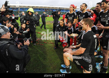 Glasgow, Scotland, Regno Unito. Il 4 maggio 2014. la Nuova Zelanda team visualizzare il trofeo per i fotografi durante il trofeo presentazione della HSBC IRB Glasgow Sevens Rugby torneo tenutasi a Scotstoun Stadium di Glasgow. Foto di Roger Sedres/ImageSA/Alamy Live News Foto Stock