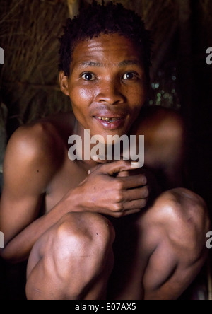 Bushman dentro la sua capanna, Tsumkwe, Namibia Foto Stock