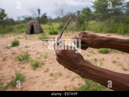 Bushman con un piccolo inchino che usano per dichiarare il loro amore, Tsumkwe, Namibia Foto Stock