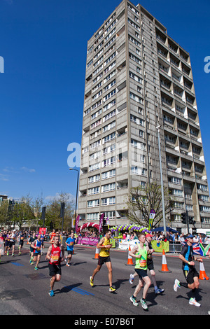 Soldi VIRGIN LONDON MARATHON 2014 l'autostrada, Londra, Regno Unito. Foto Stock