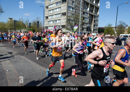 Soldi VIRGIN LONDON MARATHON 2014 l'autostrada, Londra, Regno Unito. Foto Stock