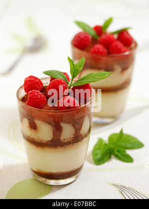 Il Tiramisù con lamponi. Ricetta disponibile. Foto Stock