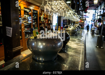 Wine bar al Mercado de San Miguel a Madrid Foto Stock