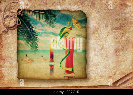 Cocktail party invito in stile vintage. Grunge texture con alcool due cocktail serviti al bar sulla Tropical Ocean Beach Foto Stock