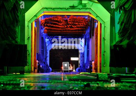 Berlino, Germania. 12th giugno, 2011. Vista di un autolavaggio notturno nel quartiere Charlottenburg di Berlino, Germania, 12 giugno 2011. Fotoarchiv für Zeitgeschichte - NO WIRE SERVICE/dpa/Alamy Live News Foto Stock