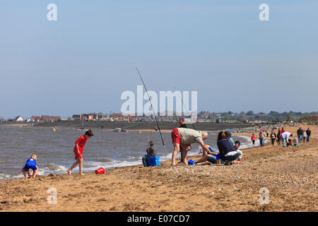 Heacham, Norfolk, Inghilterra, Regno Unito. 5 Maggio 2014.Famiglie godere il sole mattutino su lunedì festivo. Credito: Stuart Aylmer/Alamy Live News Foto Stock