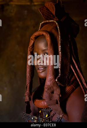 Donna che indossa di acconciatura di nozze nella tribù Himba, Epupa, Namibia Foto Stock